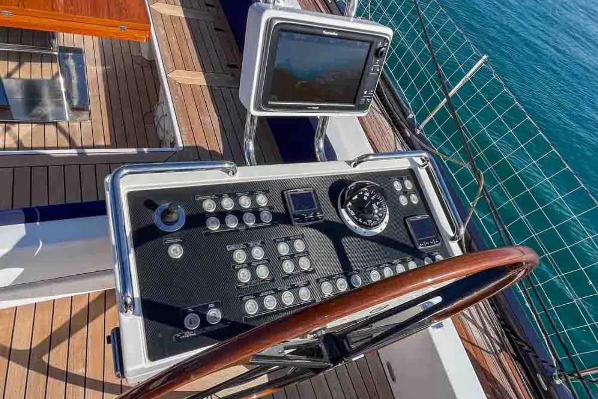 Oyster 885 44