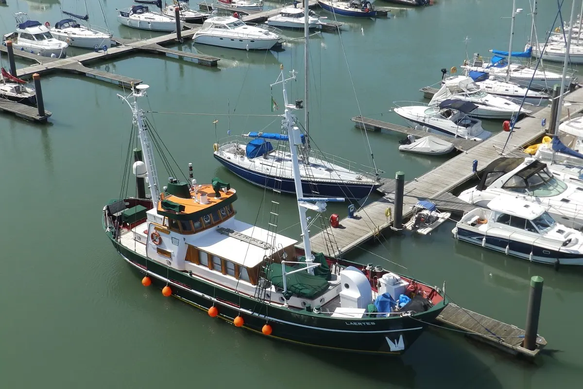 Dutch Trawler Yacht 12
