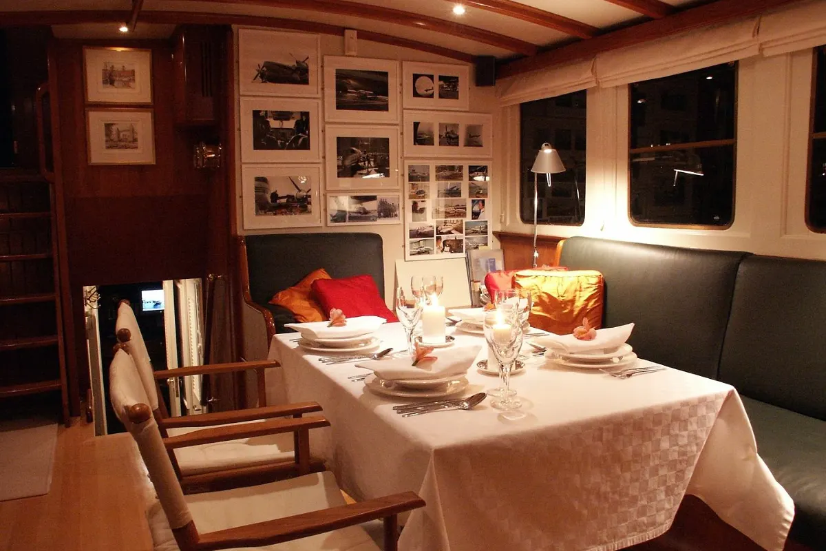 Dutch Trawler Yacht 109