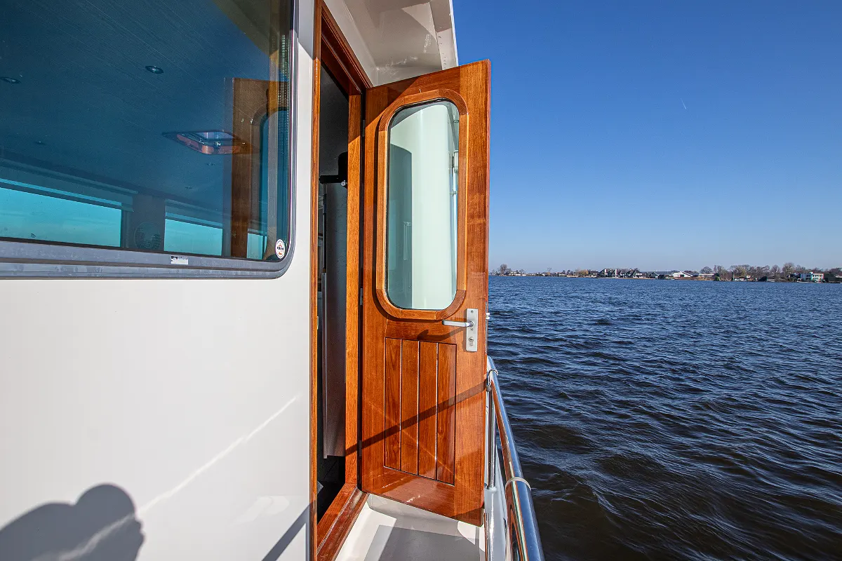 Live Aboard 1800 18
