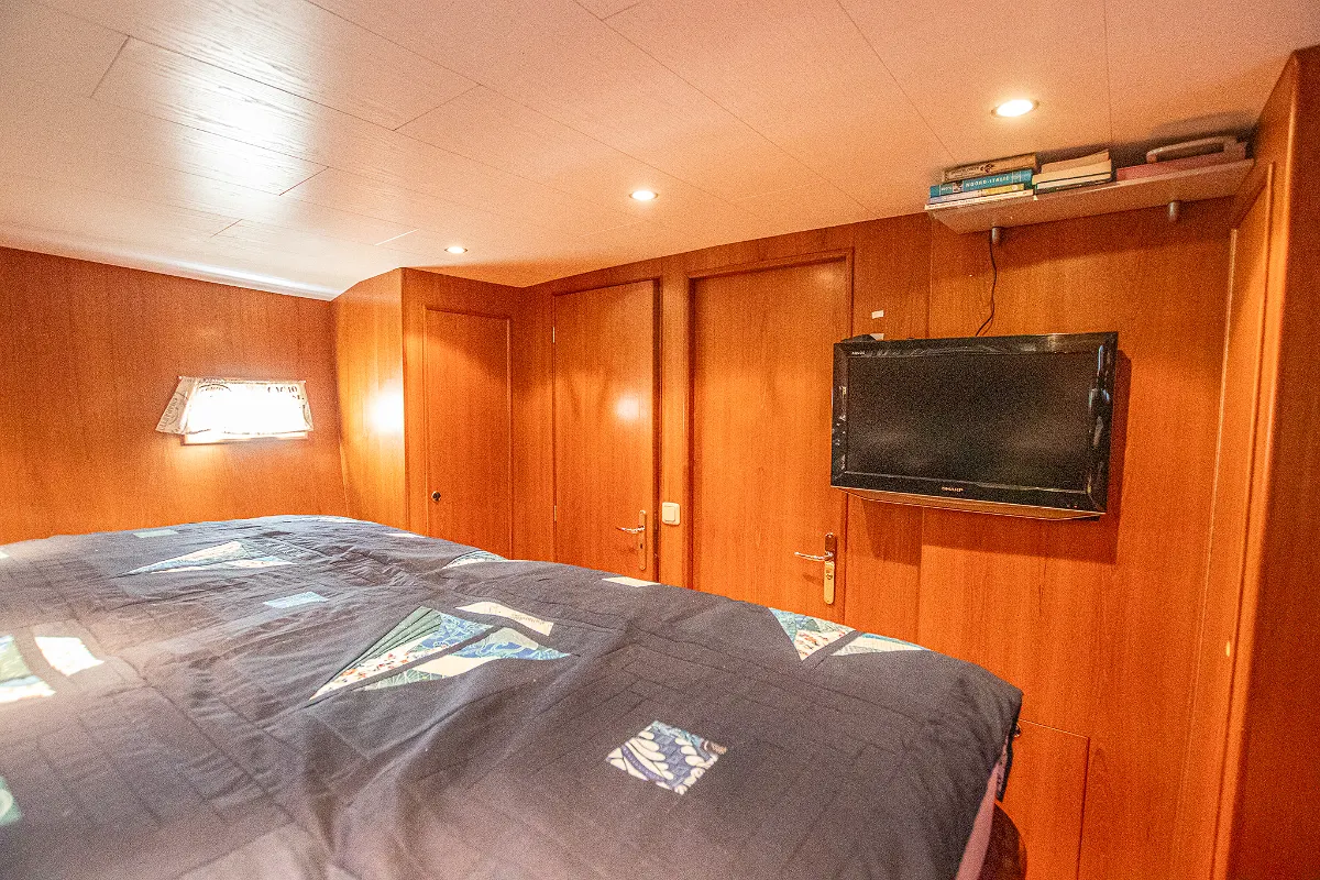 Live Aboard 1800 42