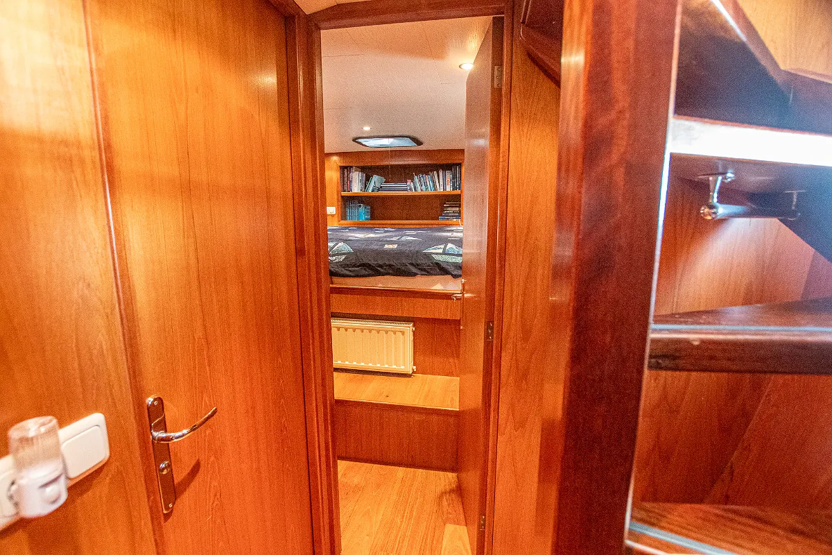 Live Aboard 1800 40