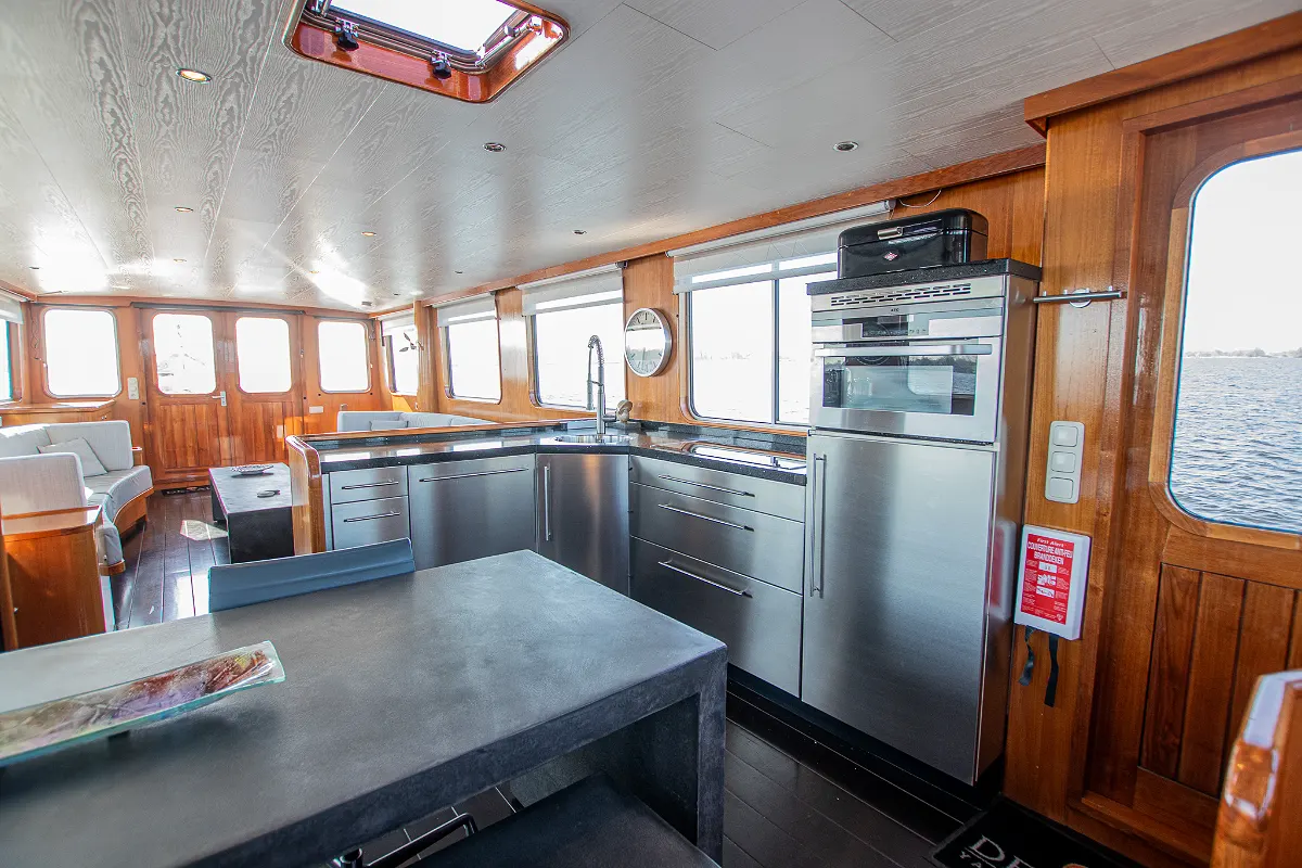 Live Aboard 1800 4