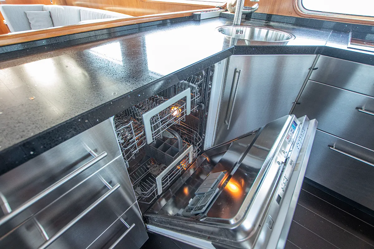 Live Aboard 1800 35