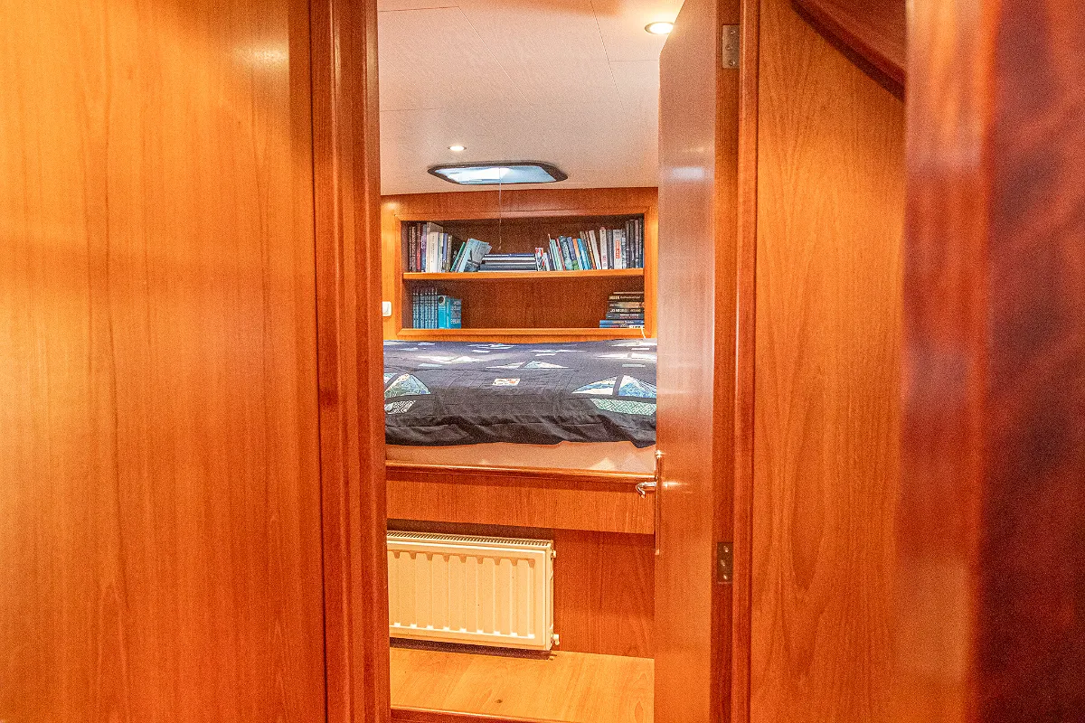 Live Aboard 1800 70