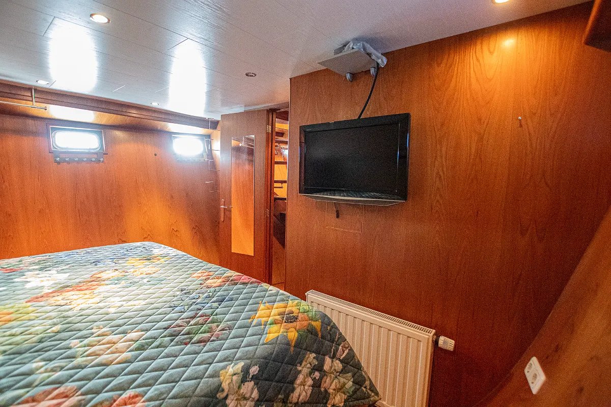 Live Aboard 1800 55