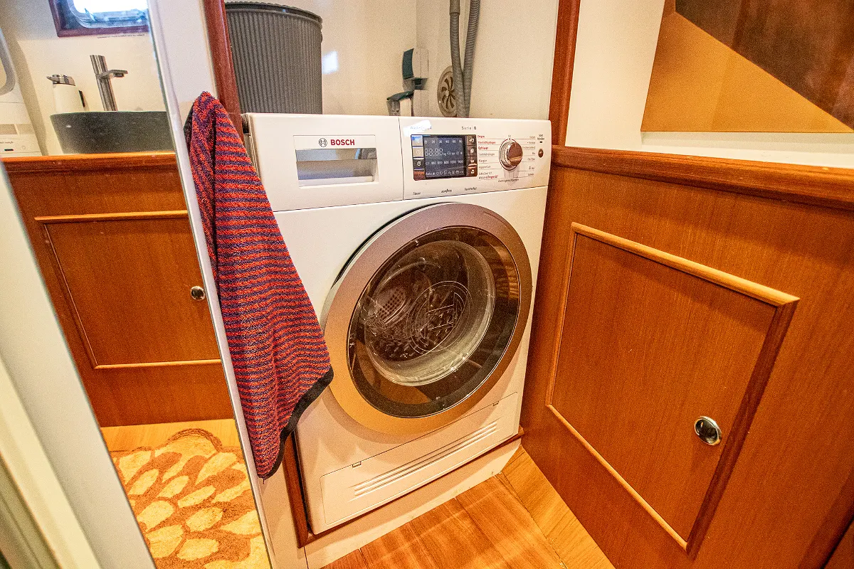 Live Aboard 1800 65