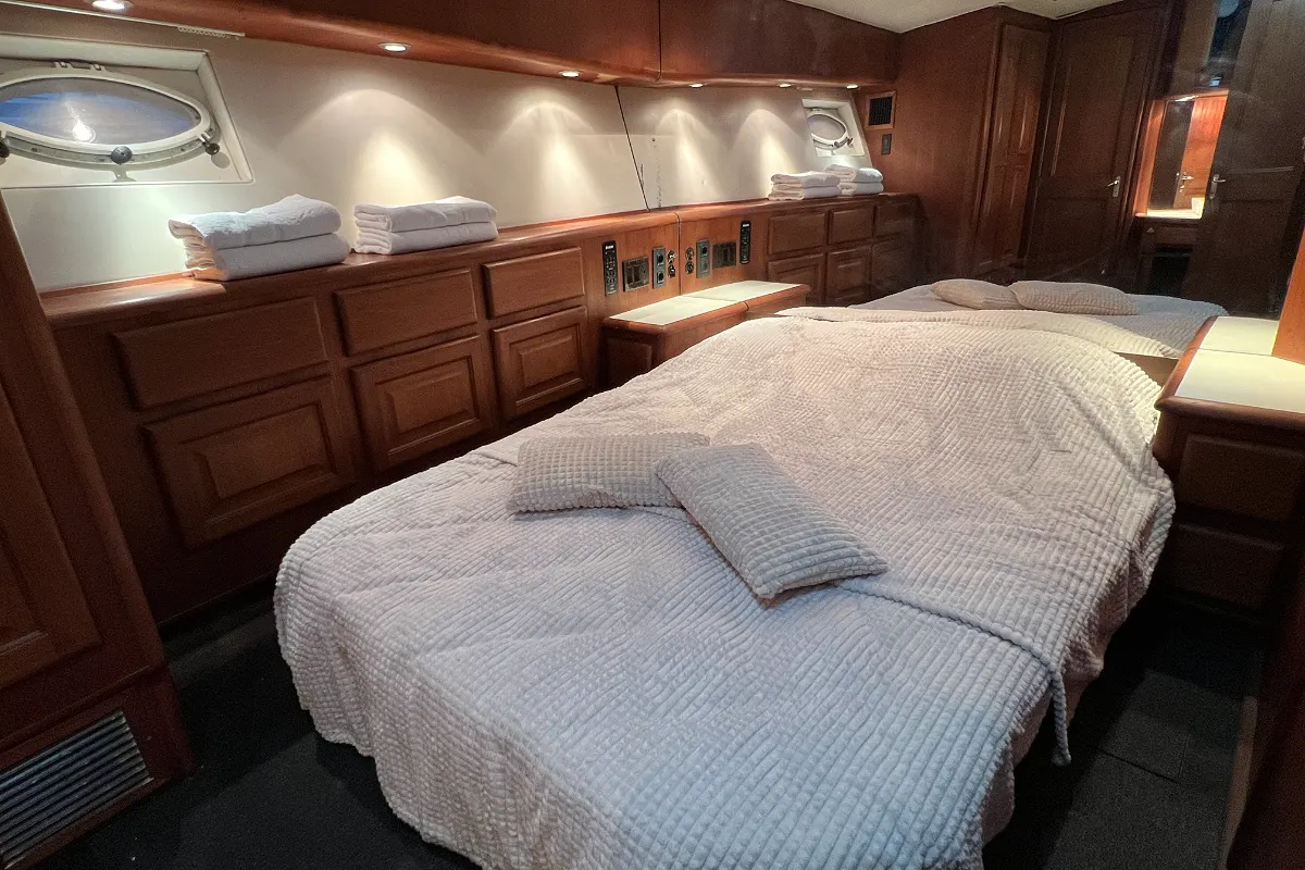 Viking Yachts 50 Convertible 22