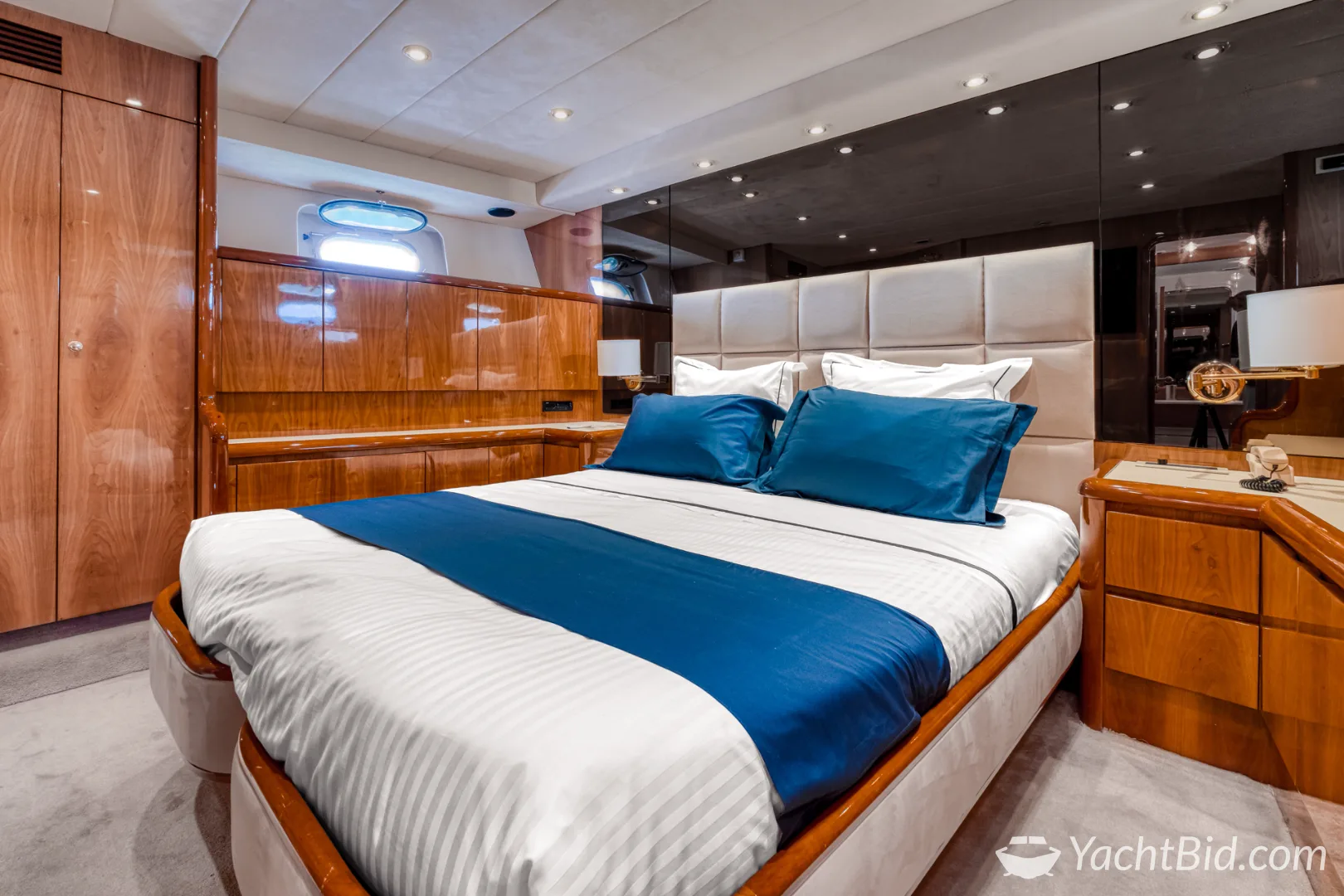 Falcon 82 motorjacht – foto 9 – kavel bij YachtBid, IGY Vieux-Port de Cannes