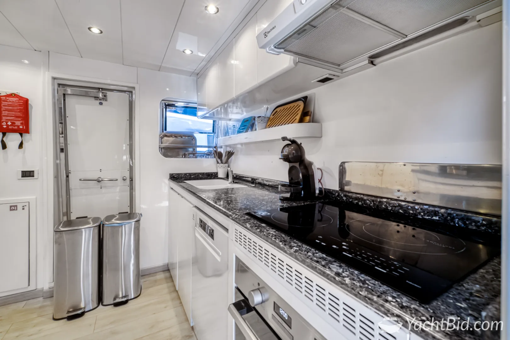 Falcon 82 motorjacht – foto 7 – kavel bij YachtBid, IGY Vieux-Port de Cannes