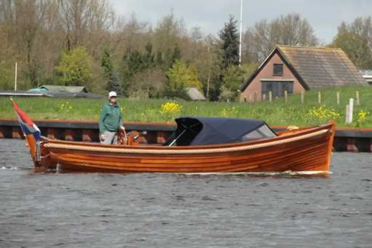 Royal Sloop 750