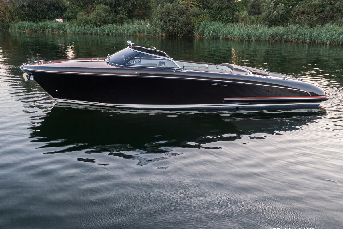 Riva Iseo 27 + Yanmar V8 320HP 2