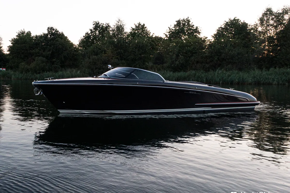 Riva Iseo 27 + Yanmar V8 320HP 3