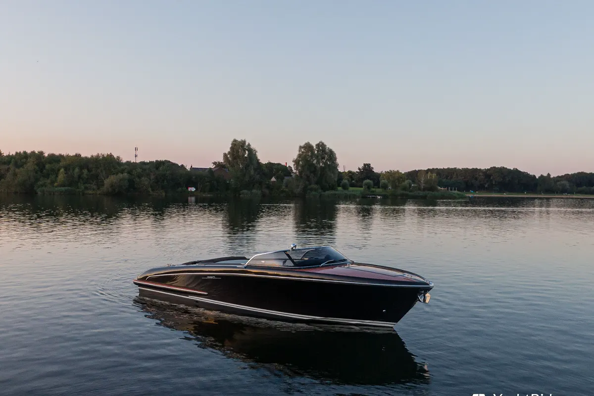 Riva Iseo 27 + Yanmar V8 320HP 4