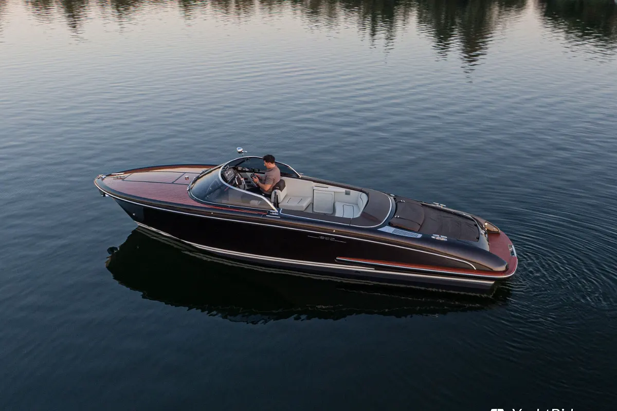 Riva Iseo 27 + Yanmar V8 320HP 13