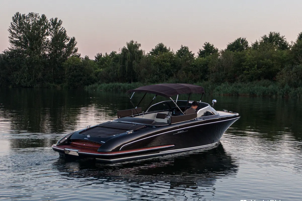 Riva Iseo 27 + Yanmar V8 320HP 15