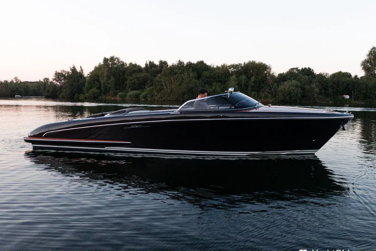 Riva Iseo 27 + Yanmar V8 320HP 16