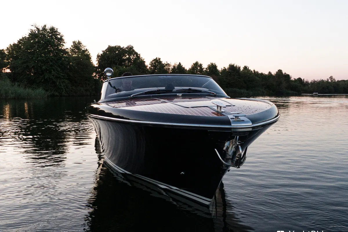 Riva Iseo 27 + Yanmar V8 320HP 17