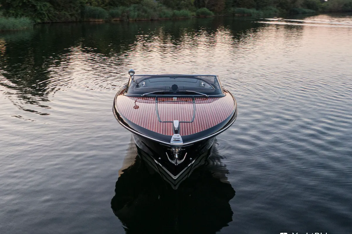 Riva Iseo 27 + Yanmar V8 320HP 19