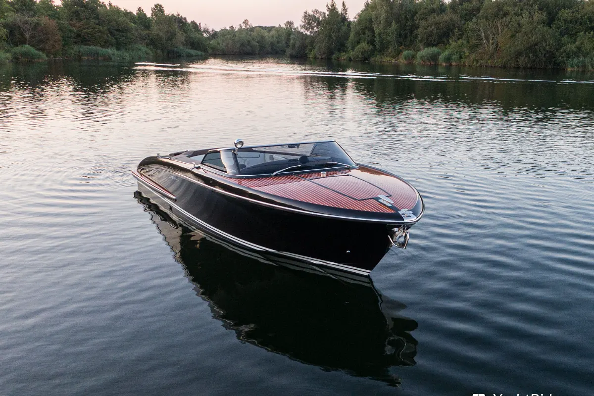 Riva Iseo 27 + Yanmar V8 320HP 20