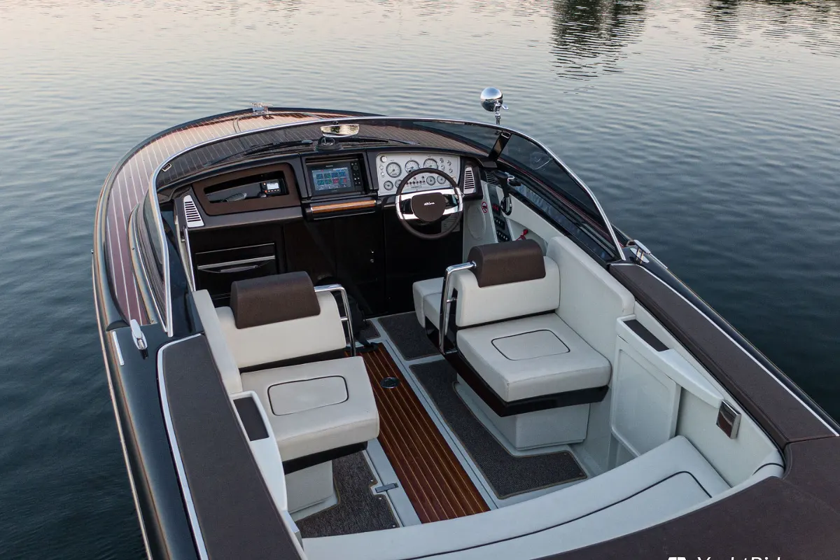 Riva Iseo 27 + Yanmar V8 320HP 22