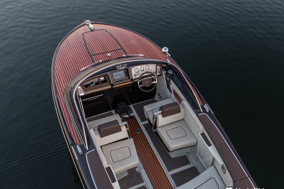 Riva Iseo 27 + Yanmar V8 320HP 23