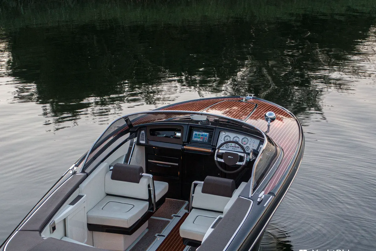 Riva Iseo 27 + Yanmar V8 320HP 24