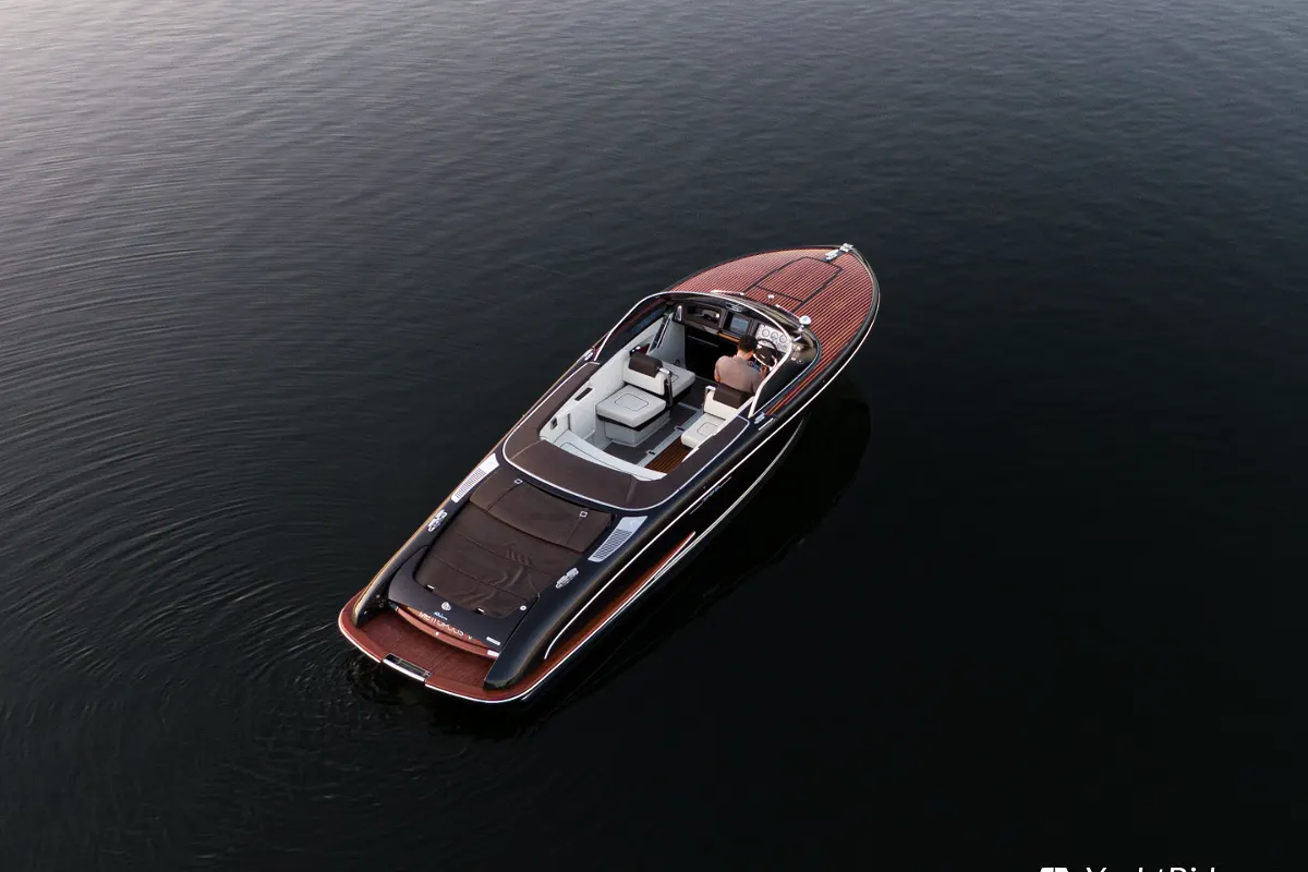 Riva Iseo 27 + Yanmar V8 320HP 25