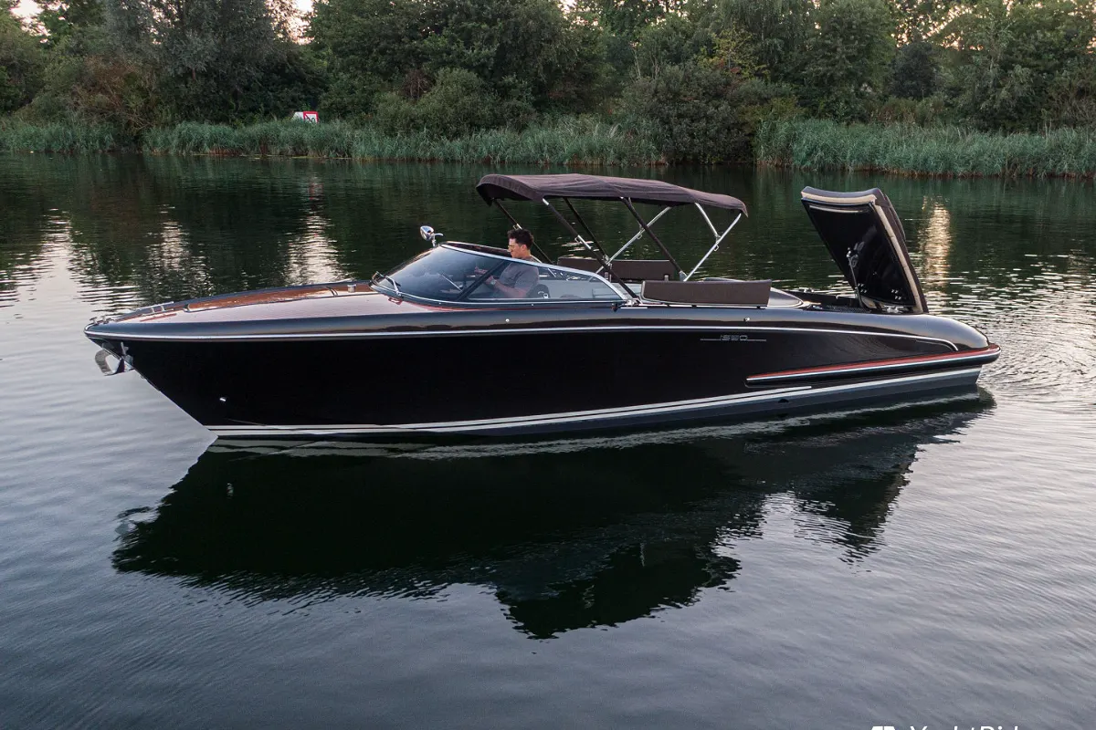Riva Iseo 27 + Yanmar V8 320HP 26