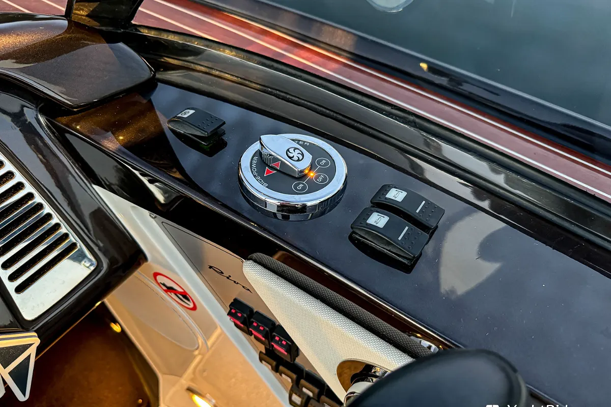 Riva Iseo 27 + Yanmar V8 320HP 32