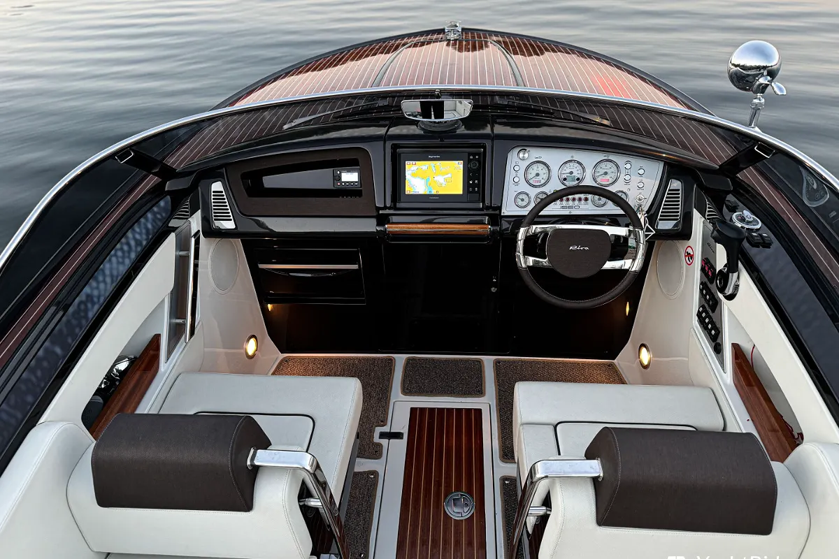 Riva Iseo 27 + Yanmar V8 320HP 35