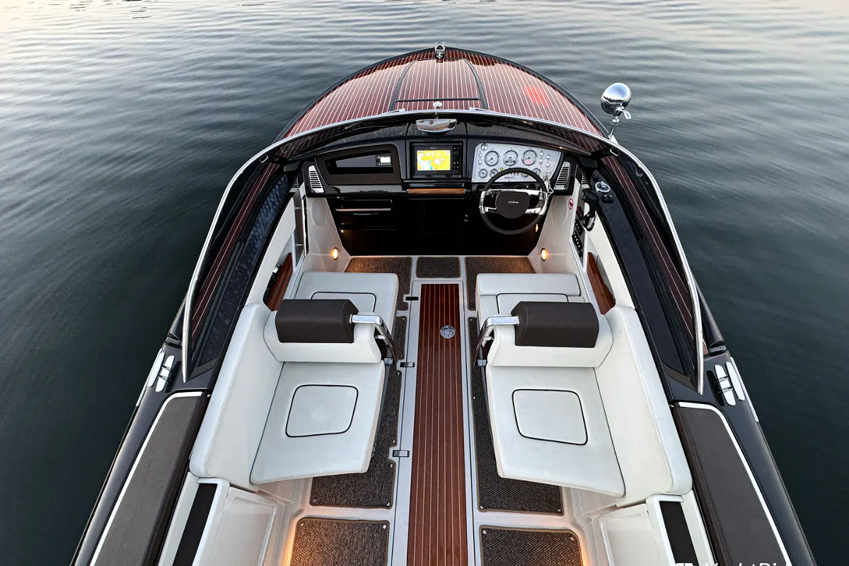 Riva Iseo 27 + Yanmar V8 320HP 36