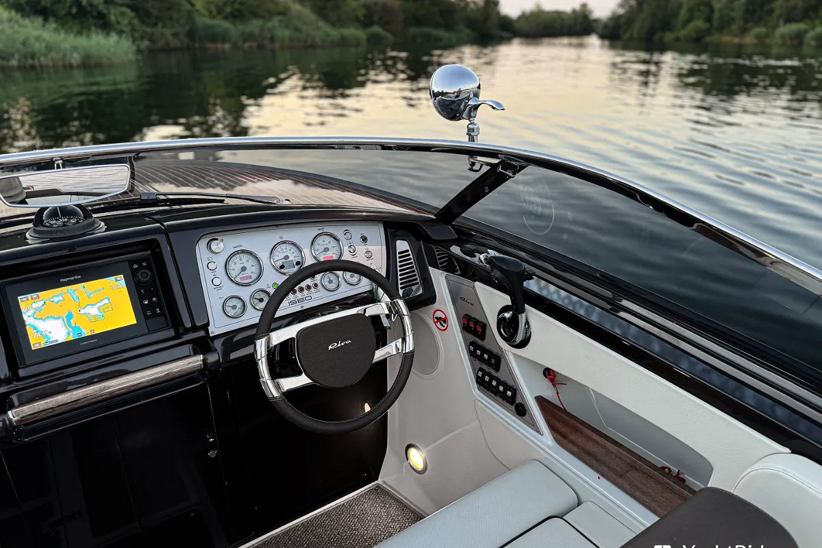 Riva Iseo 27 + Yanmar V8 320HP 37