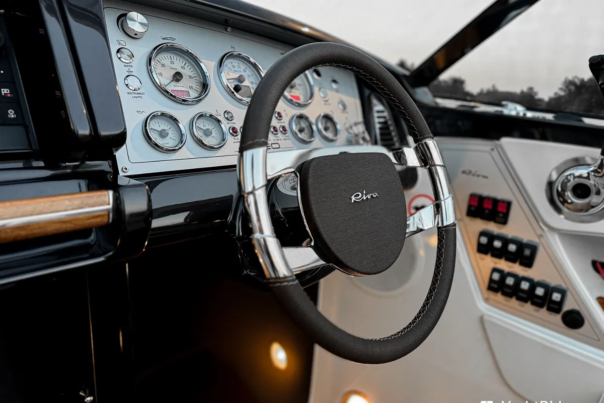Riva Iseo 27 + Yanmar V8 320HP 38