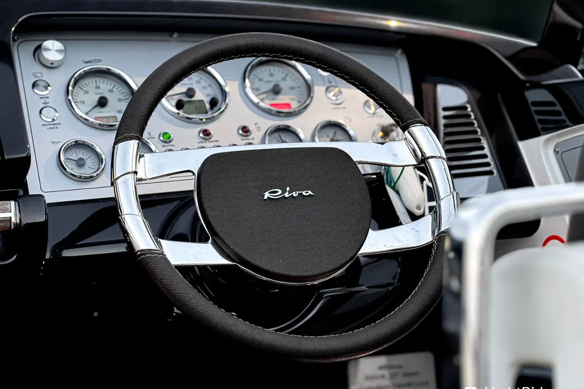 Riva Iseo 27 + Yanmar V8 320HP 39