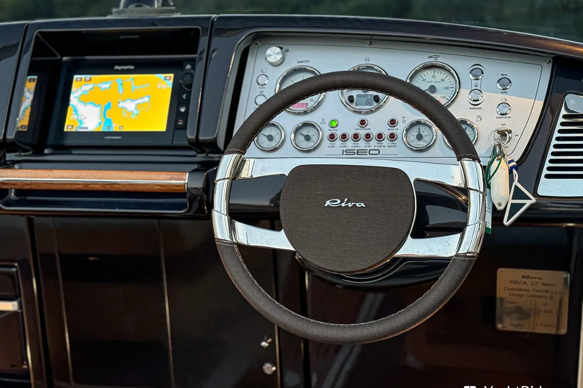 Riva Iseo 27 + Yanmar V8 320HP 40