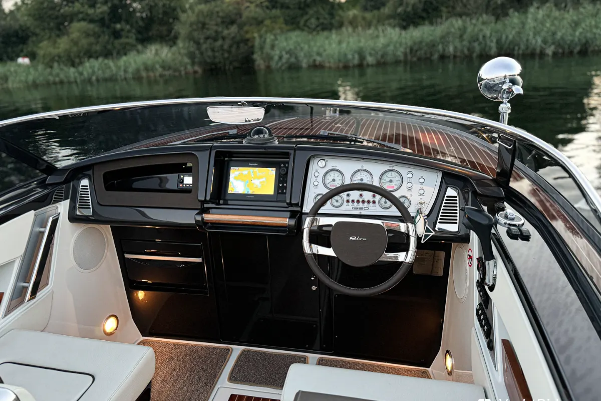 Riva Iseo 27 + Yanmar V8 320HP 41