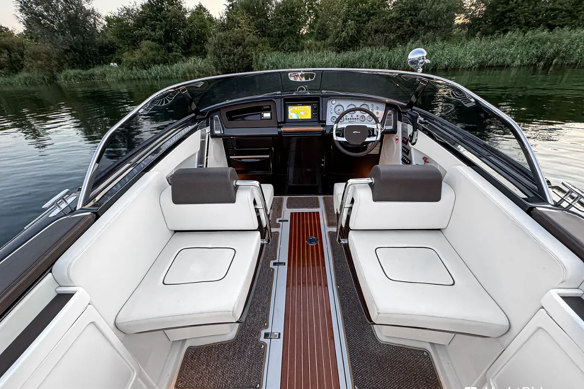Riva Iseo 27 + Yanmar V8 320HP 42