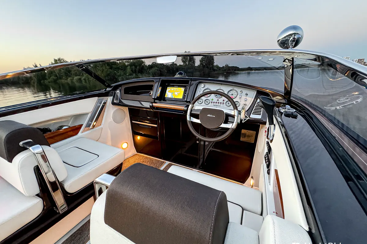 Riva Iseo 27 + Yanmar V8 320HP 48