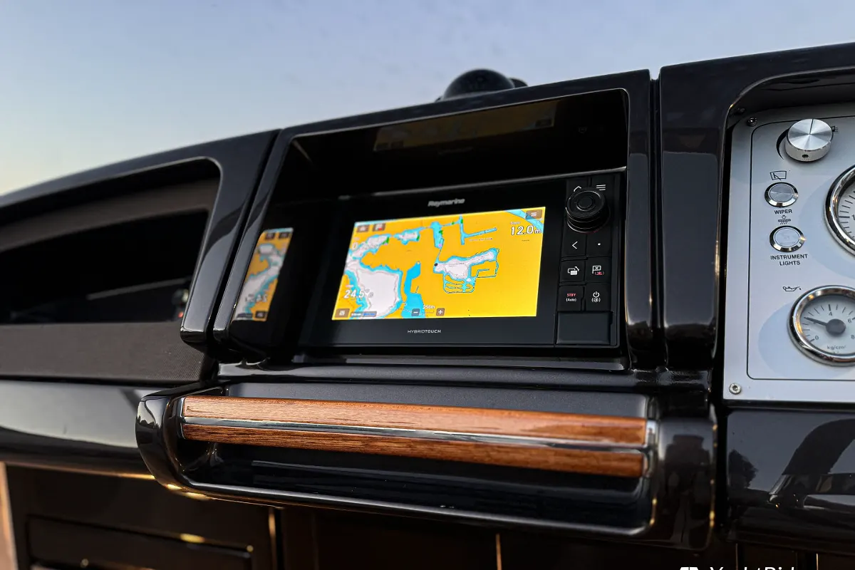 Riva Iseo 27 + Yanmar V8 320HP 49