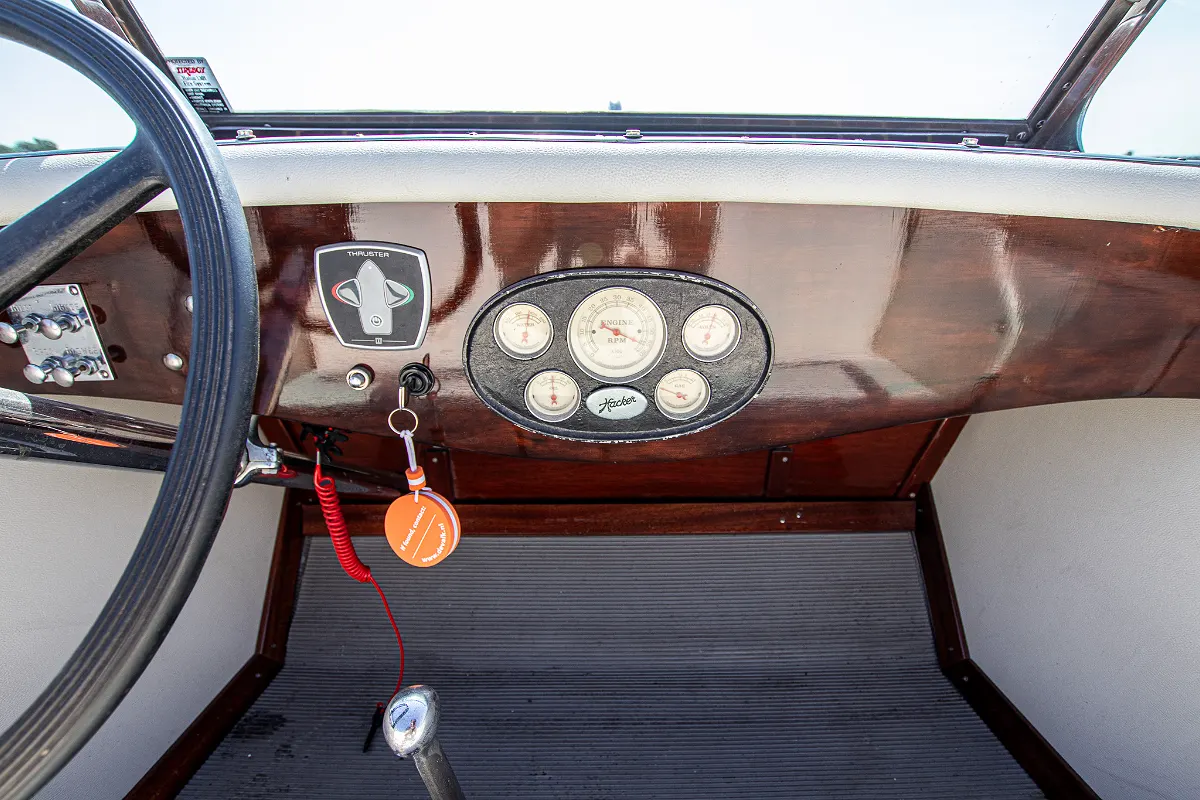 Hacker-Craft 26 Triple Cockpit 19