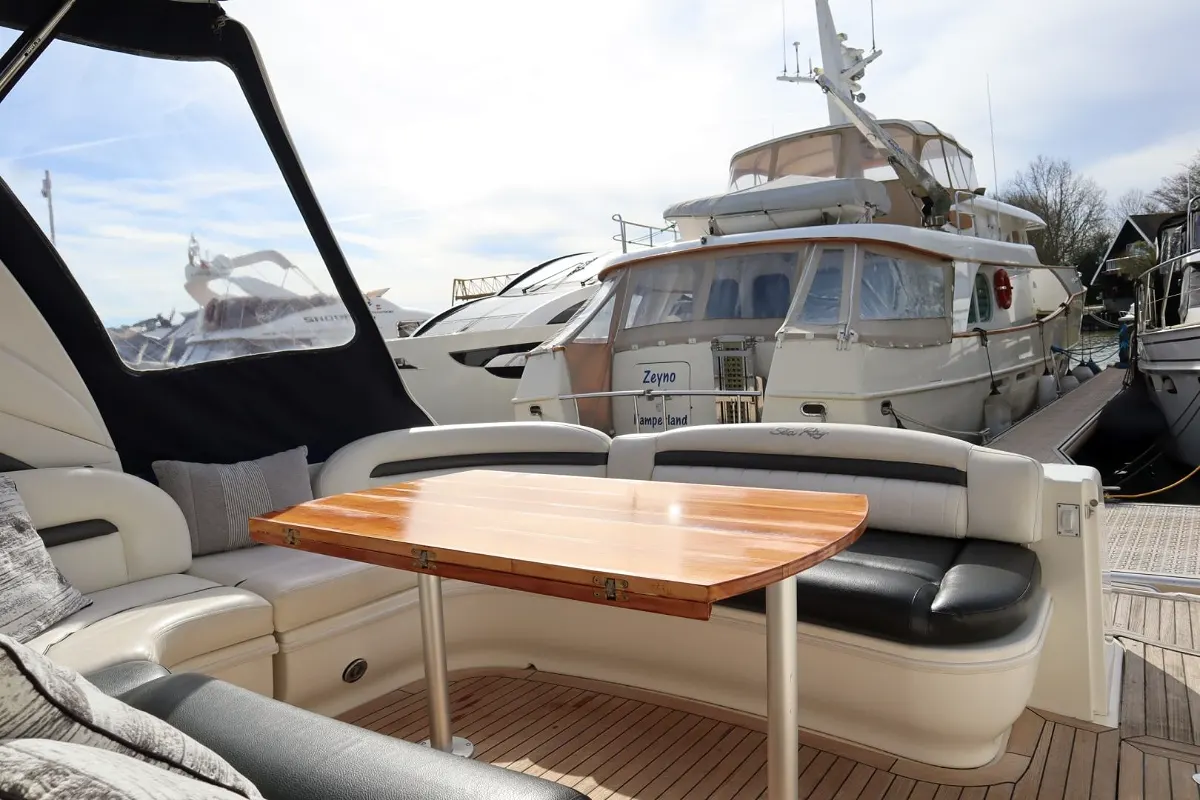 Sea Ray 455 Sundancer 13