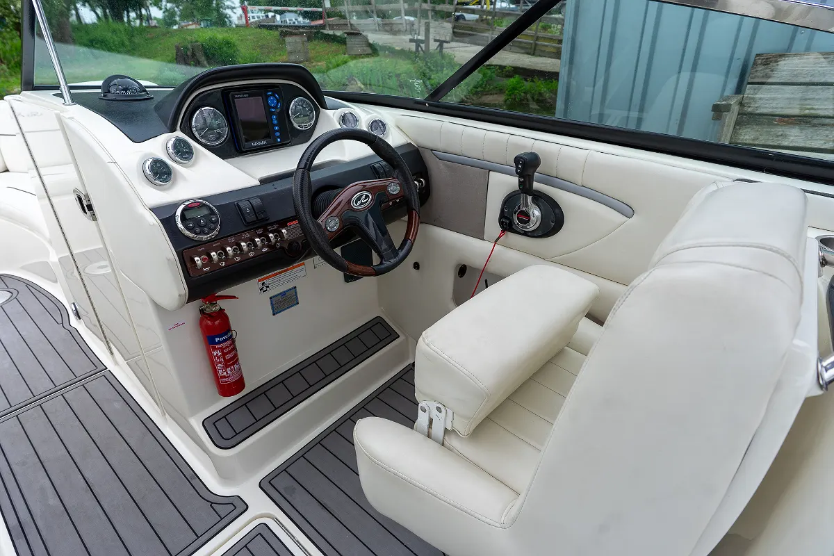 Sea Ray 270 SLX 9
