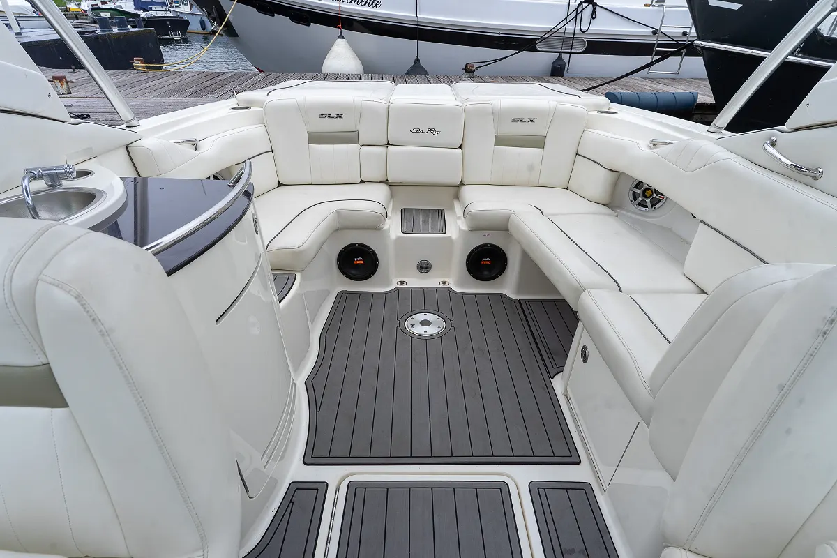 Sea Ray 270 SLX 13