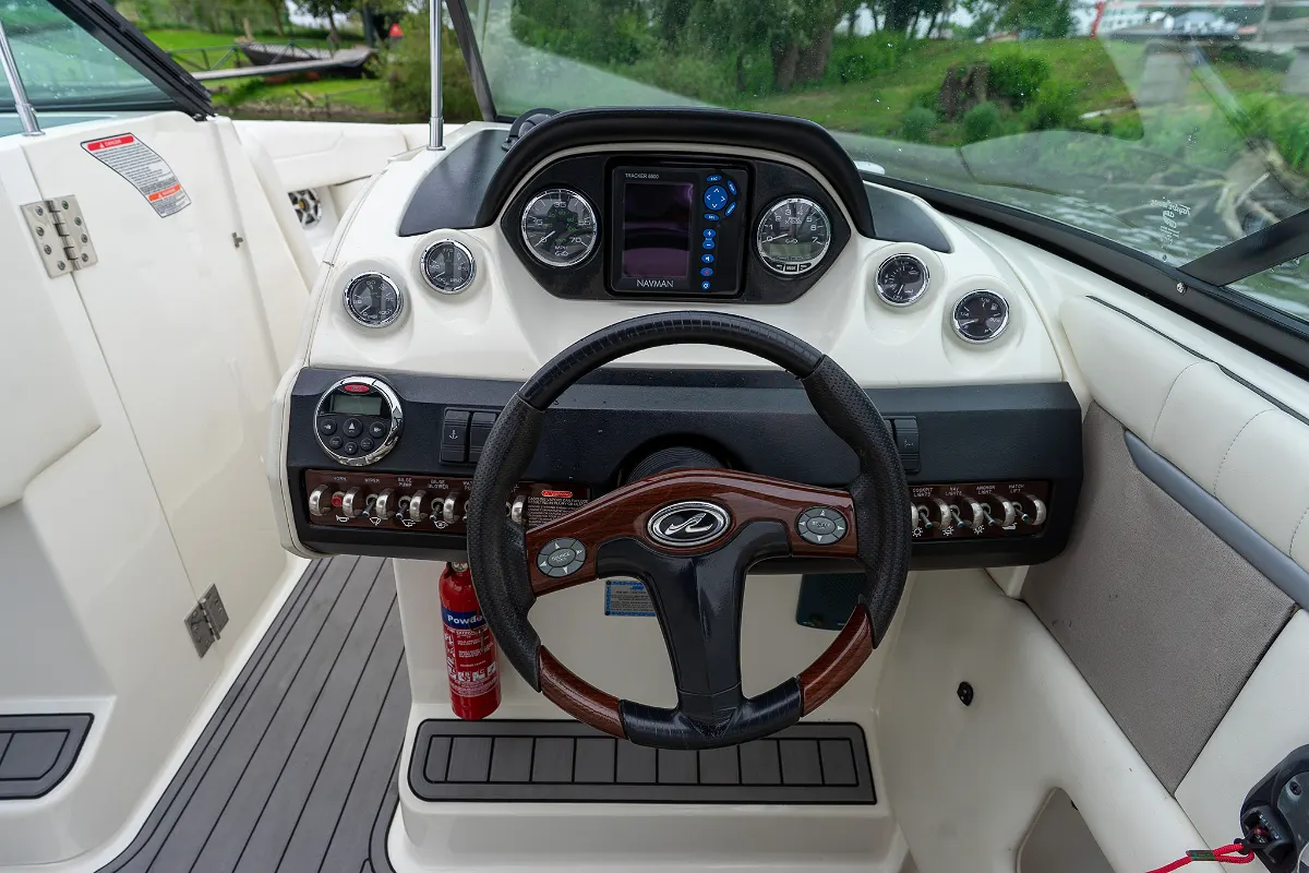Sea Ray 270 SLX 3