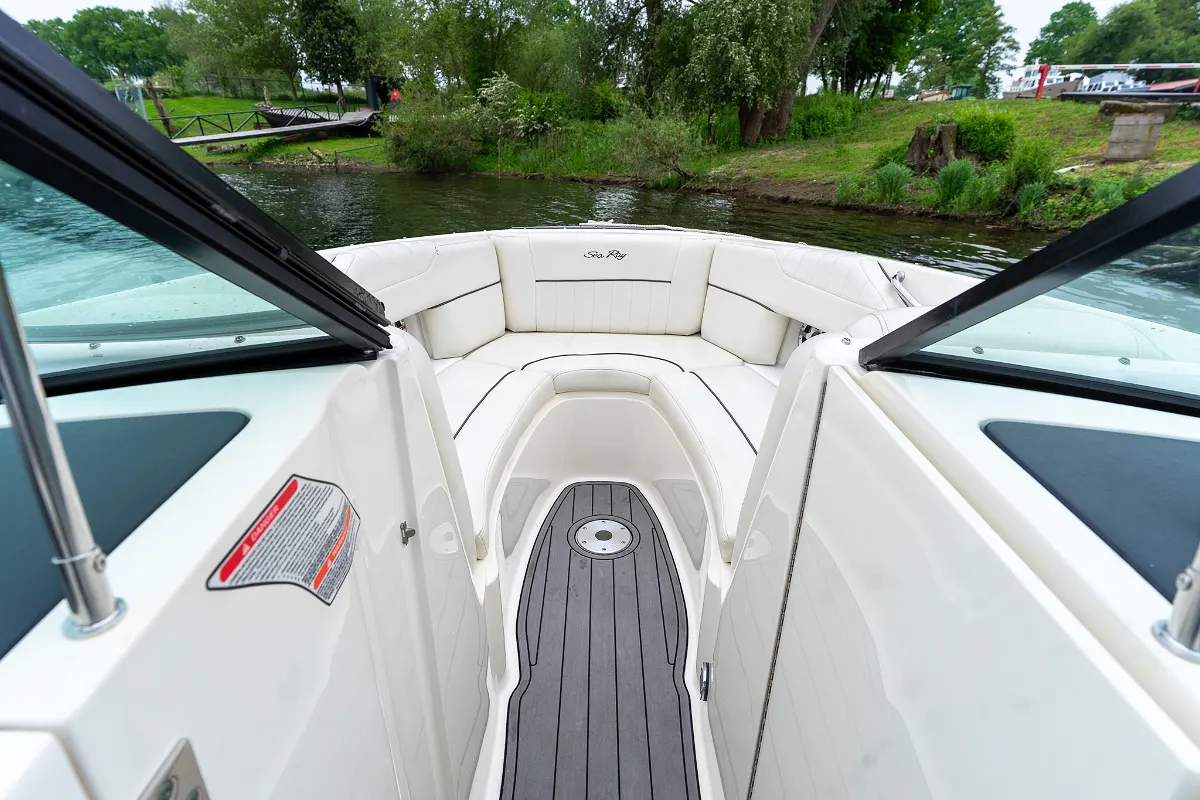 Sea Ray 270 SLX 6