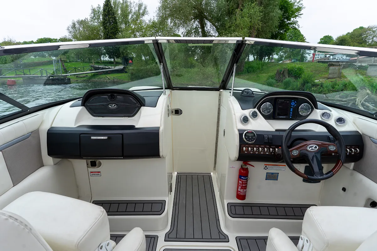 Sea Ray 270 SLX 10