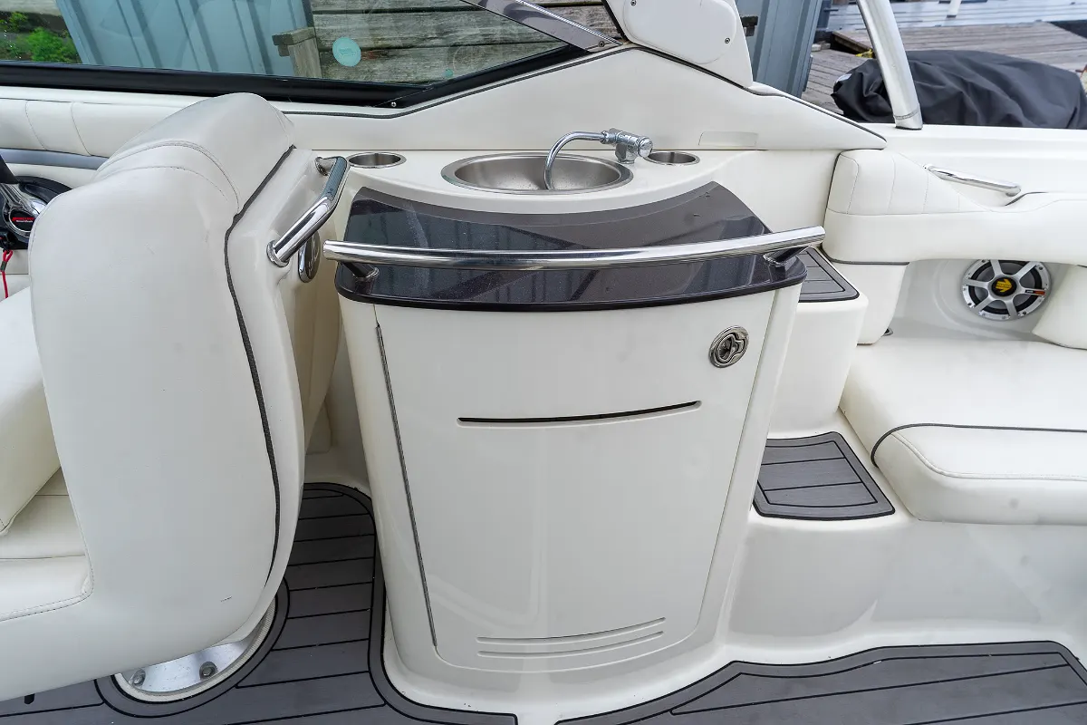 Sea Ray 270 SLX 11
