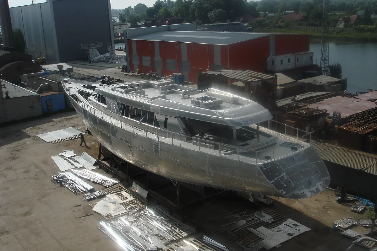 NO RESERVE: Casco Barracuda Design 45m 22