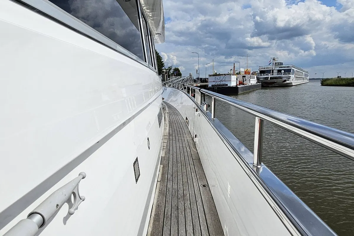 Van Den Hoven Executive 1700 48